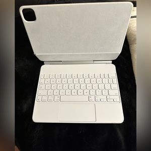 Apple - Magic Keyboard Folio for 11-inch iPad Pro and iPad Air.